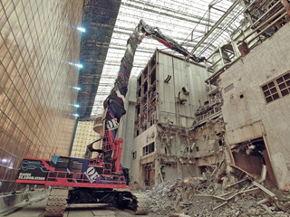 写真-5　200t級超大型建物解体専用機による解体