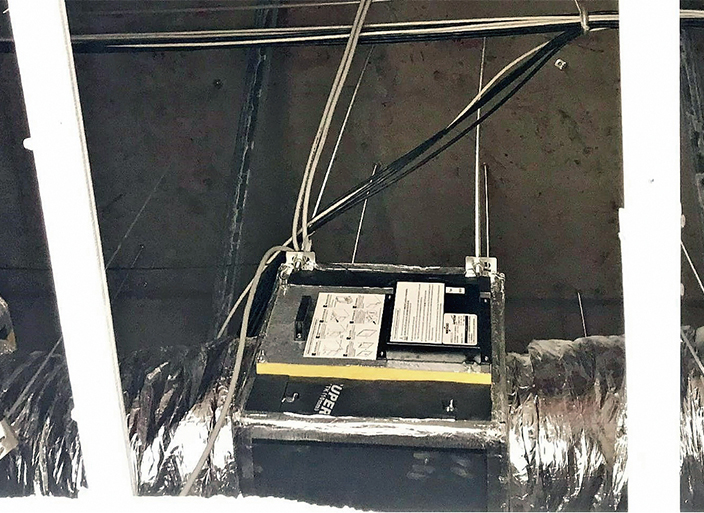 写真-4　天井内ダクトに組み込んだ空間除菌装置