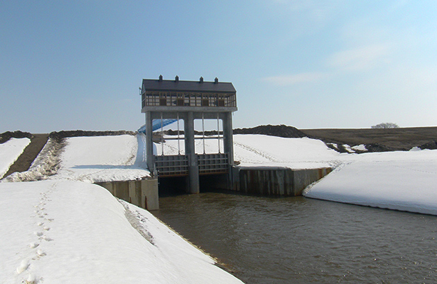 Tomoenojo Sluiceway, Ishikari River (2011)