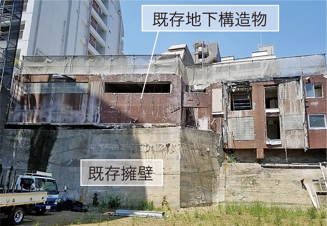 写真-1　既存の擁壁と地下構造物