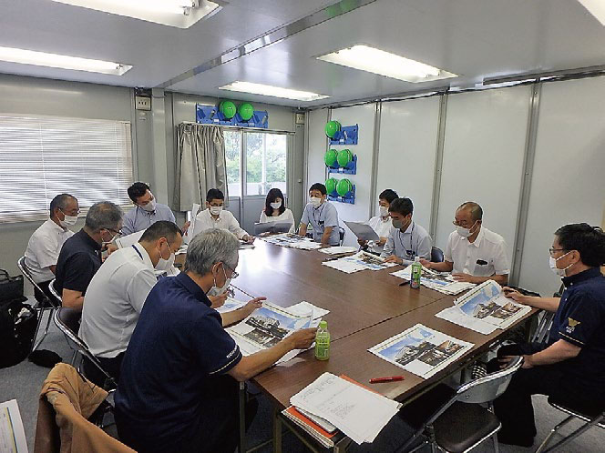 写真-5　見学会後の討議状況