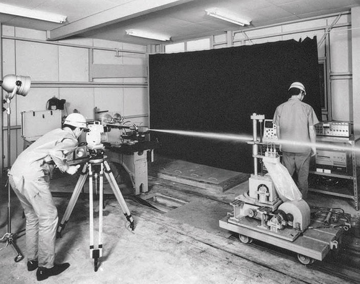 写真-1　伝法研究室での超高圧噴流実験(1973年)