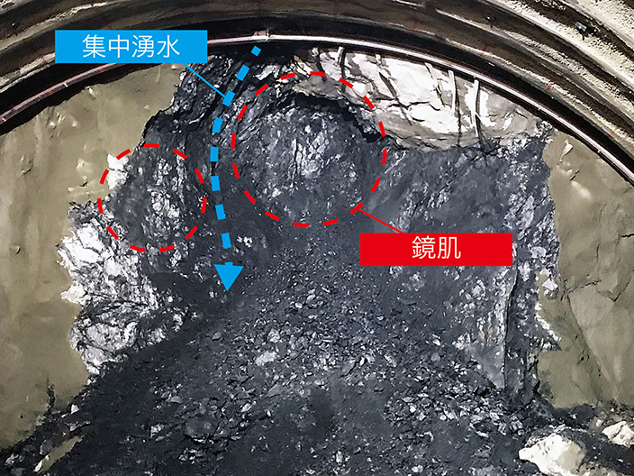 写真-1　天端抜落ち状況