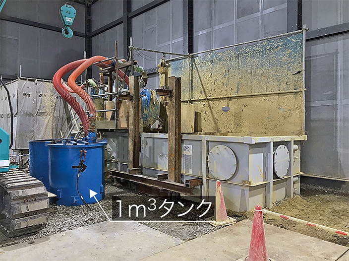 写真-4　排泥量計測用タンク（1㎥、2基）