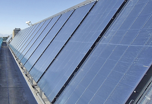 写真-7　屋上に設置した太陽熱パネル